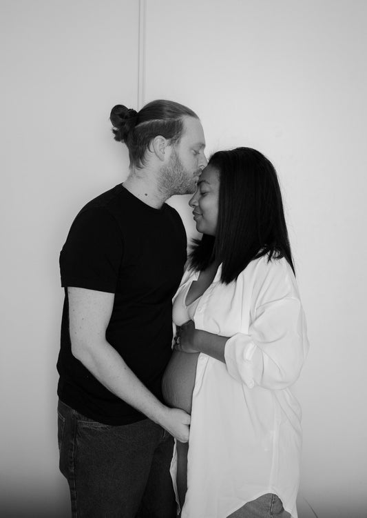 4 poses simples pour des photos de grossesse en couple qui en jettent