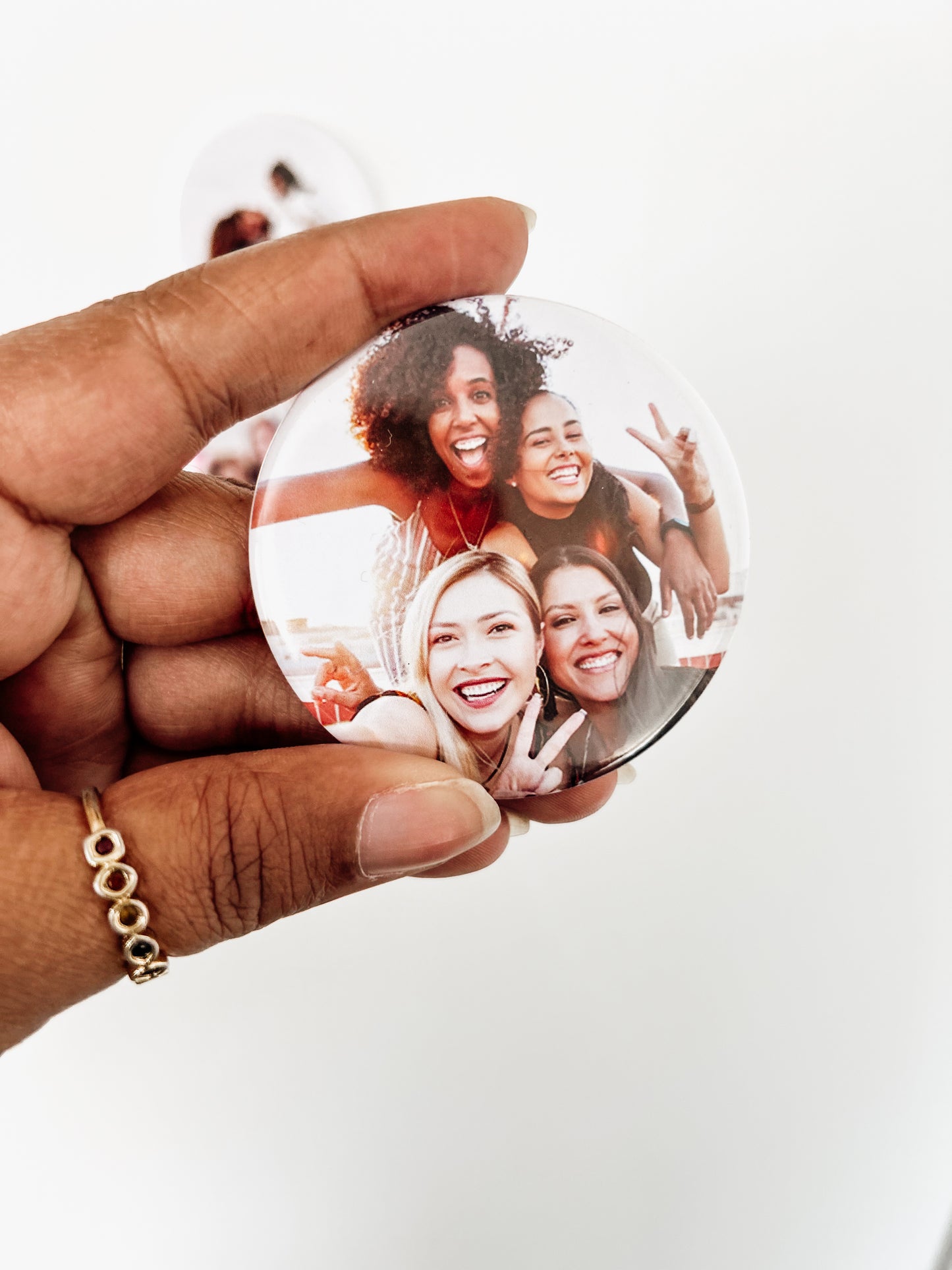 Zoom sur un magnet photo personnalisé format rond – Impression haute qualité