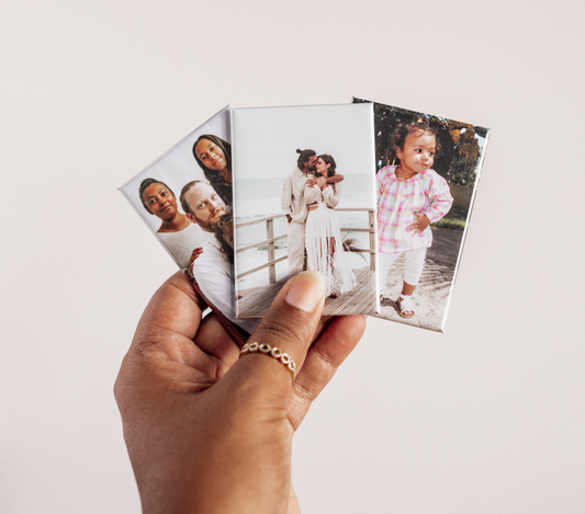 photo de trois magnets rectangle rigide en éventail