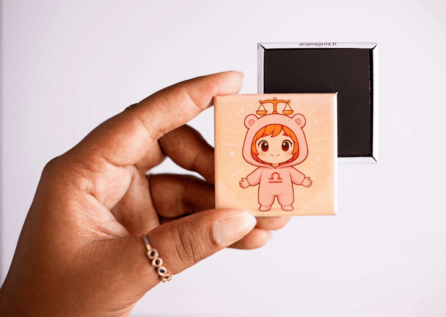 photo du signe balance de la collection zodiaque chibi costume, magnet carré rigide illustré