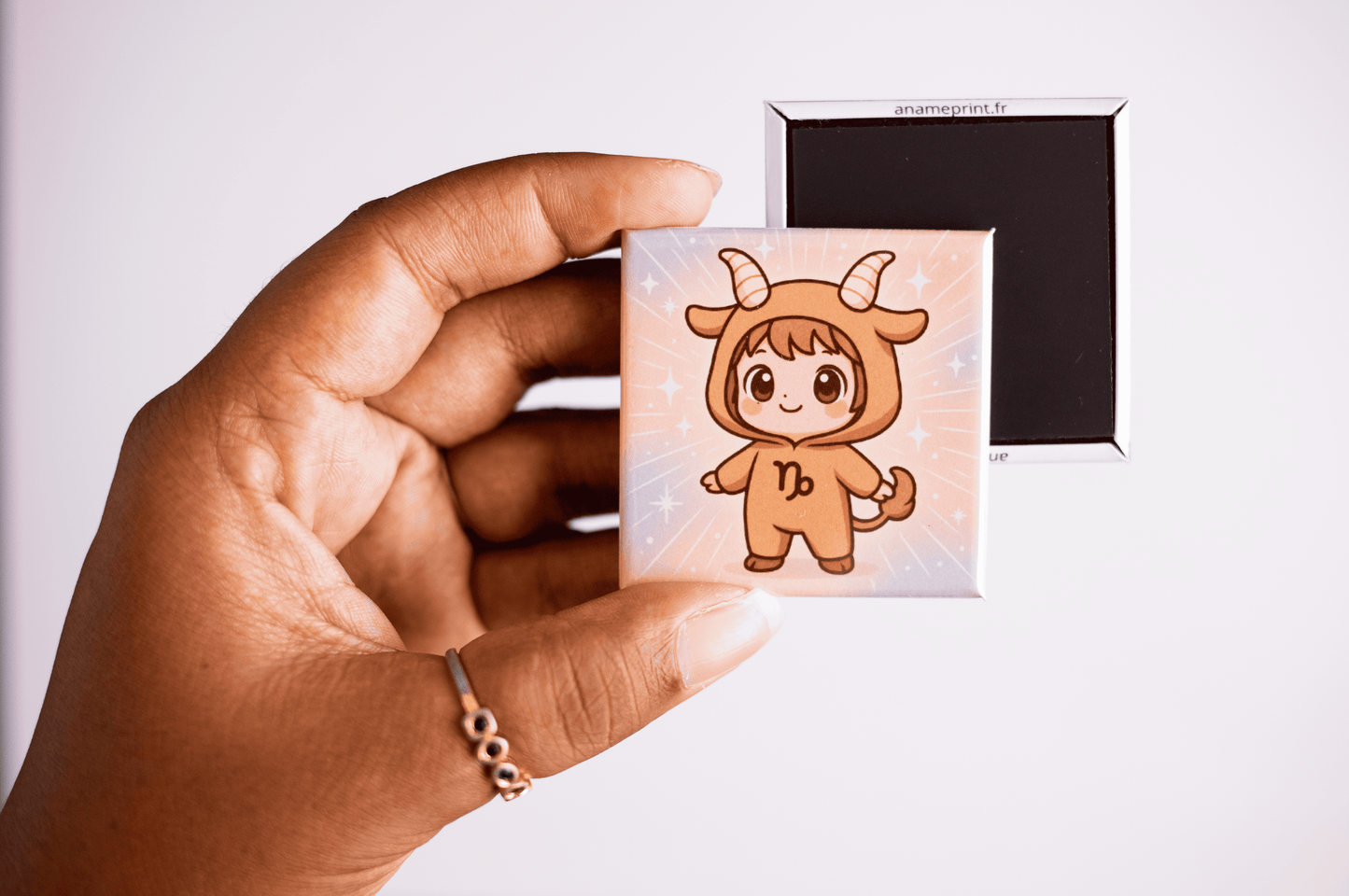 photo du signe capricorne de la collection zodiaque chibi costume, magnet carré rigide illustré
