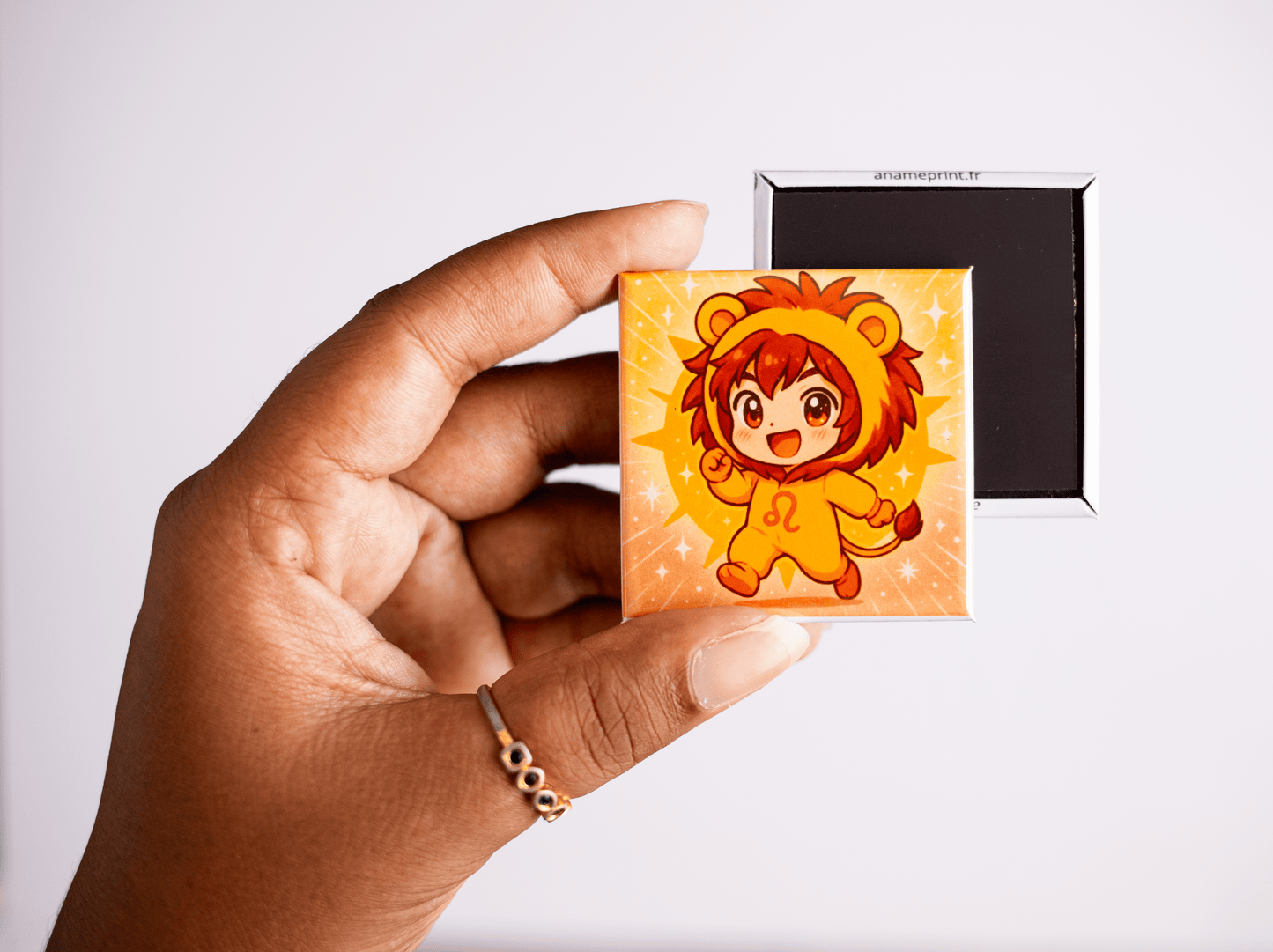 photo du signe lion de la collection zodiaque chibi costume, magnet carré rigide illustré
