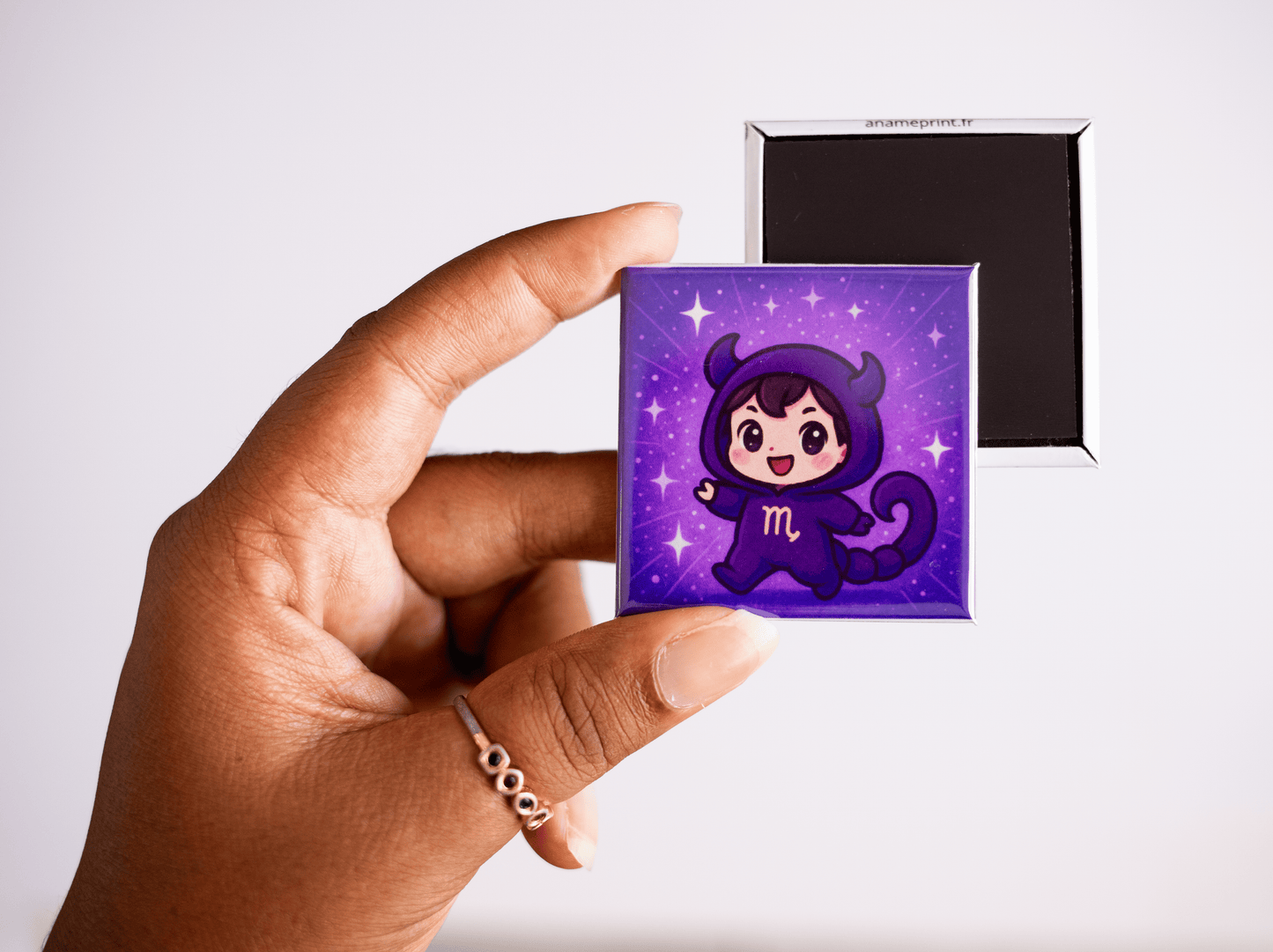 photo du signe scorpion de la collection zodiaque chibi costume, magnet carré rigide illustré