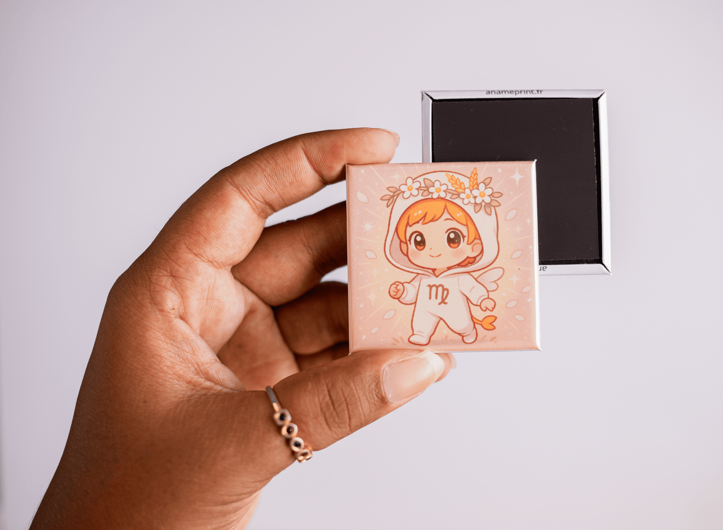 photo du signe vierge de la collection zodiaque chibi costume, magnet carré rigide illustré