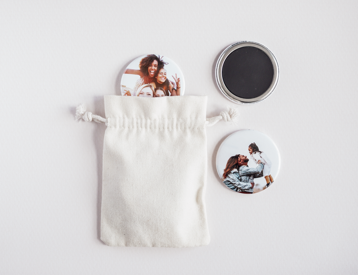 photo de magnet rigide rond recto + verso + pochette tissu