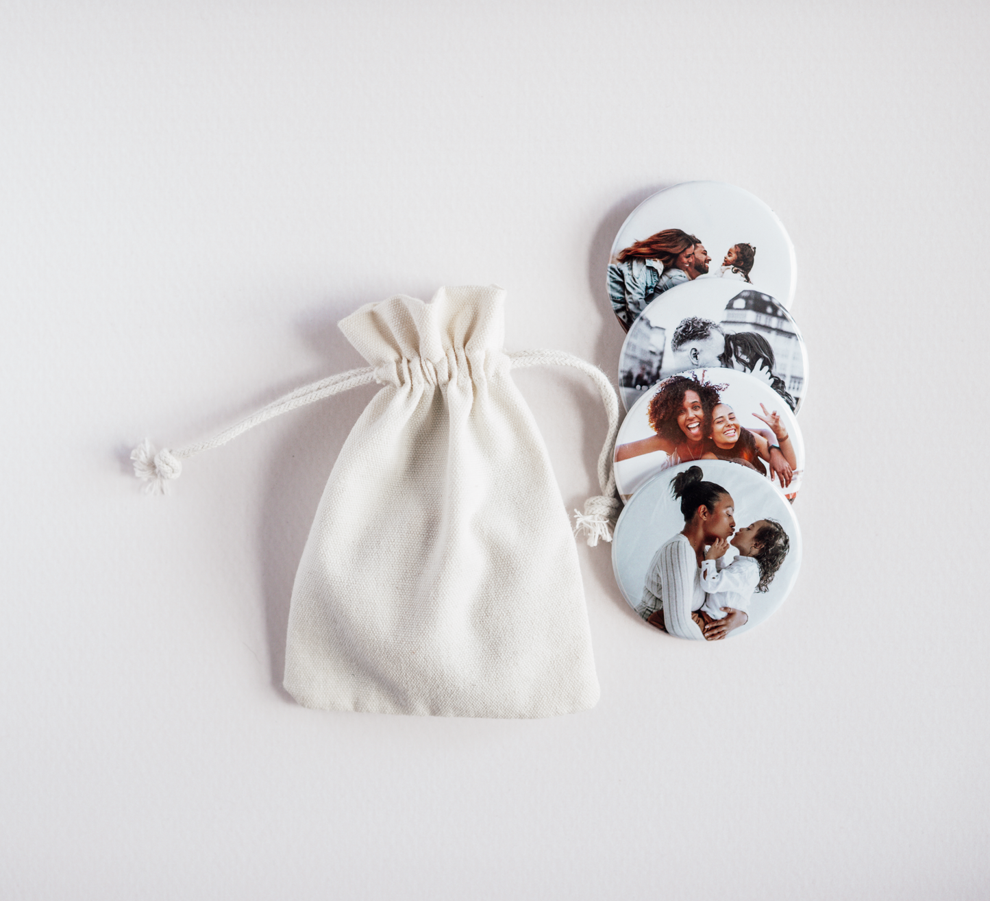 photo de magnet rigide rond alignés + pochette tissu