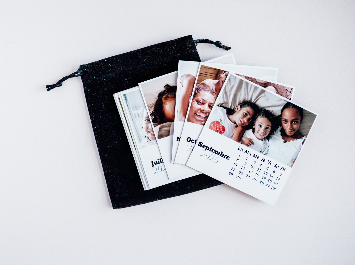 photo magnets souples calendrier posés sur pochette en velour