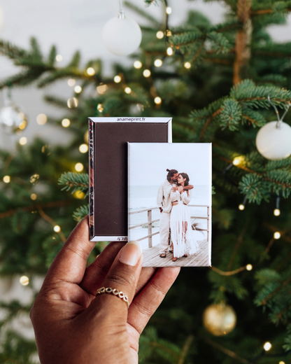 photo d'un magnet photo rectangle personnalisé de 54 x 78 mm devant un sapin de noël