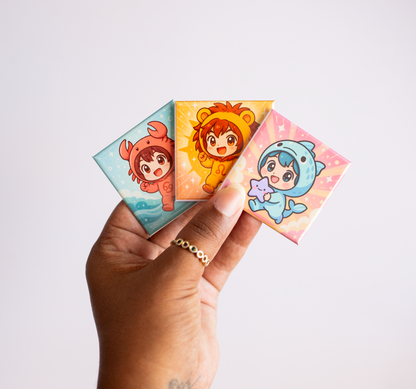 photo de trois magnets de la collection chibi zodiaque, magnets carré rigide illustré cancer, lion et poisson