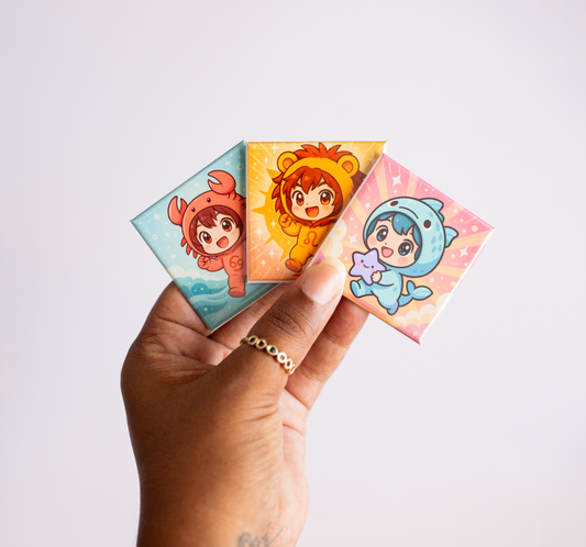 photo de trois magnets de la collection chibi zodiaque, magnets carré rigide illustré cancer, lion et poisson