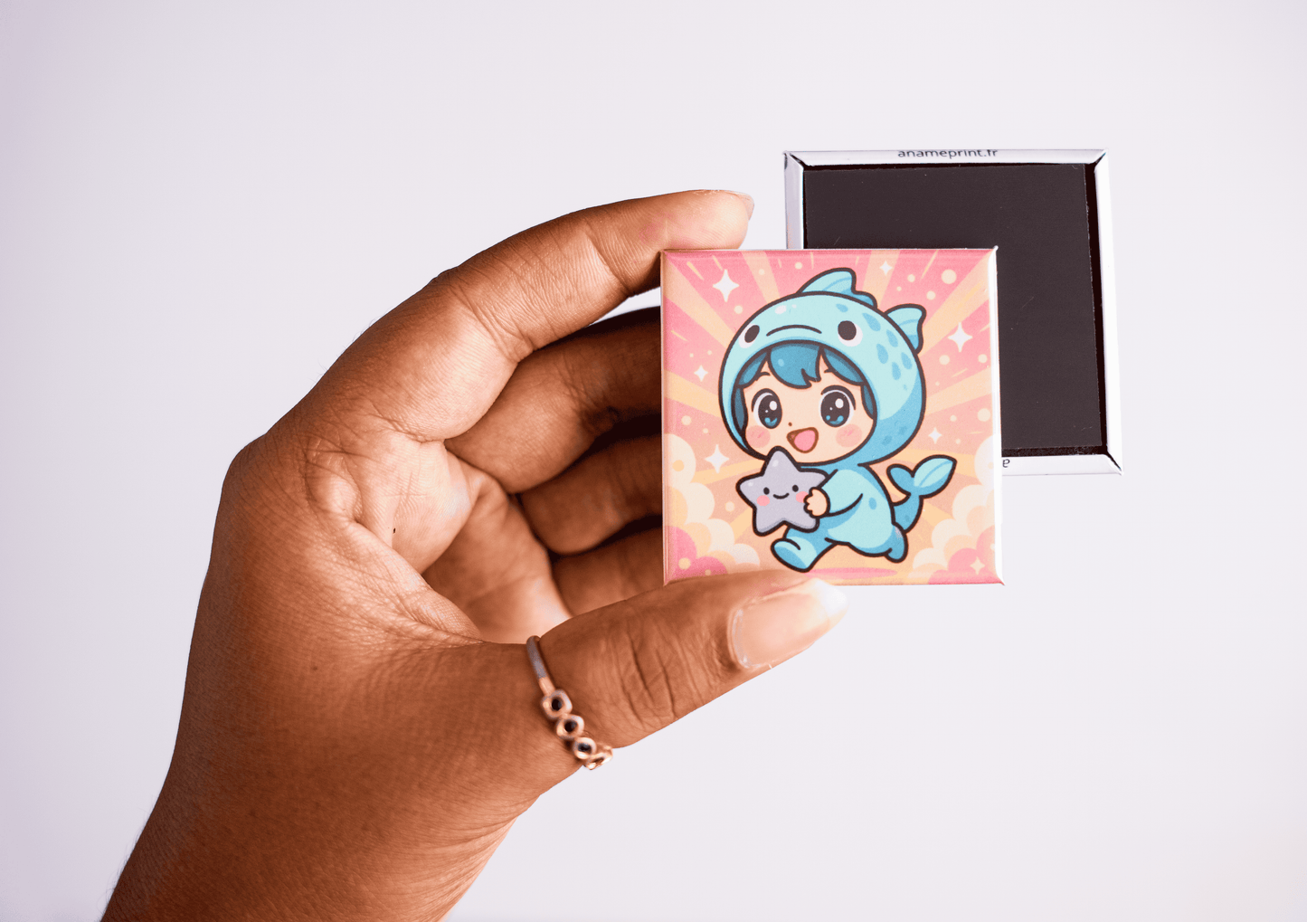 photo du signe poisson de la collection zodiaque chibi costume, magnet carré rigide illustré 