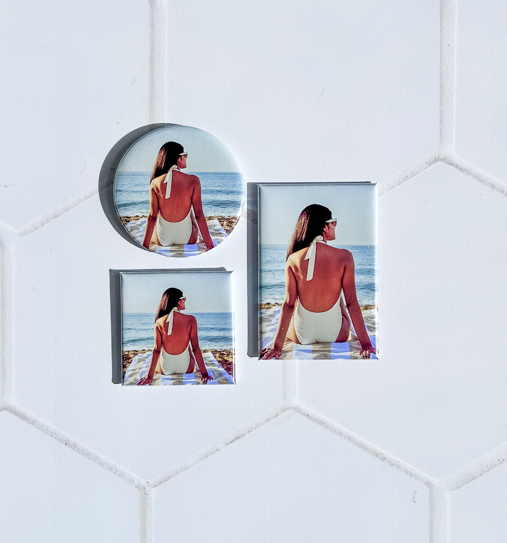 Les 3 formats de magnets rigides disponibles sur anameprint.fr posés les uns à côté des autres