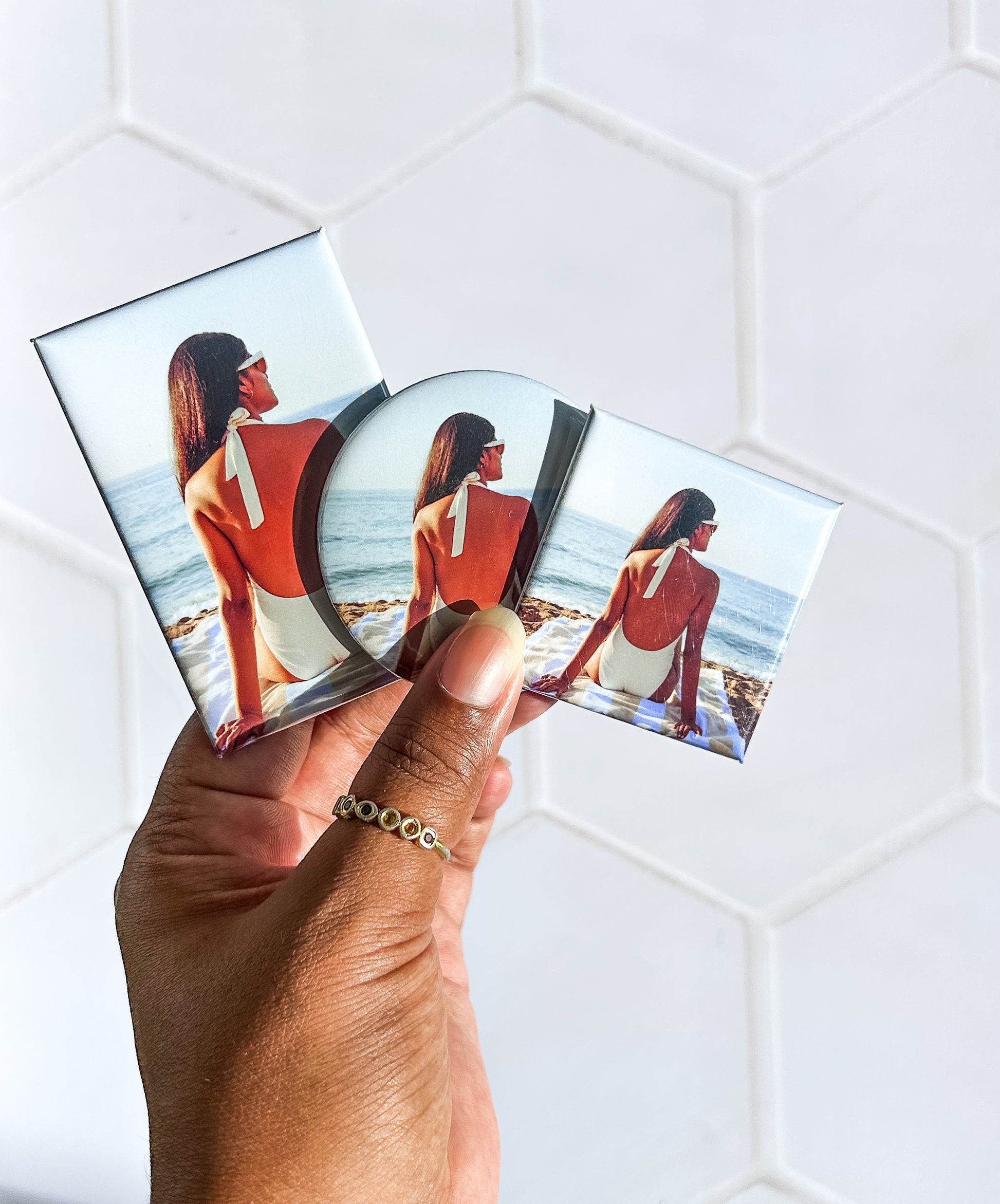 Photo des des 3 formats de magnets rigides disponibles sur anameprint.fr tenus dans la main en éventail